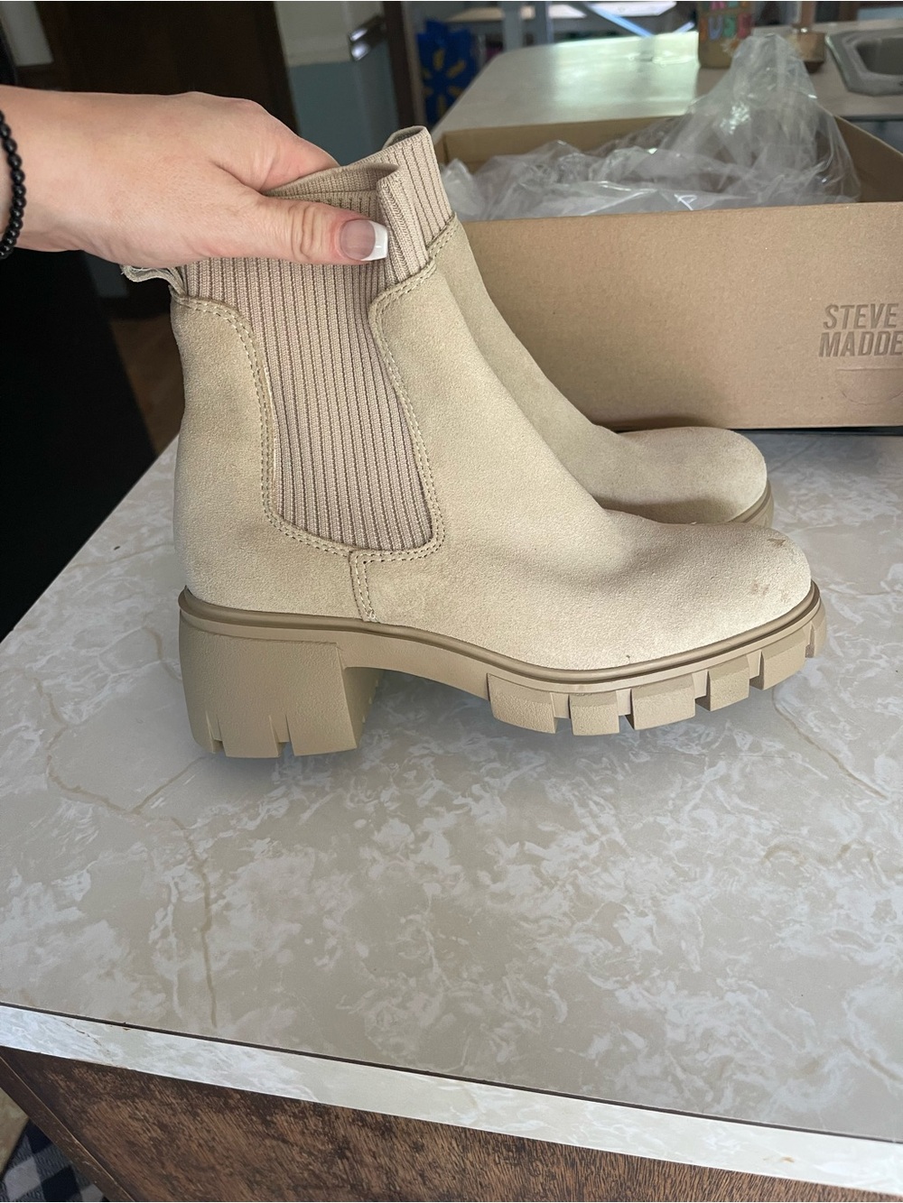 Steve Madden Hutch Sand Suede Chelsea Boots Women’s Size 7.5 Lug Sole - Picture 3 of 6